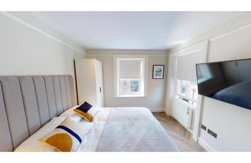 Hope Street Apartment | By Cathedral Kitchen Island Tv Wd Access