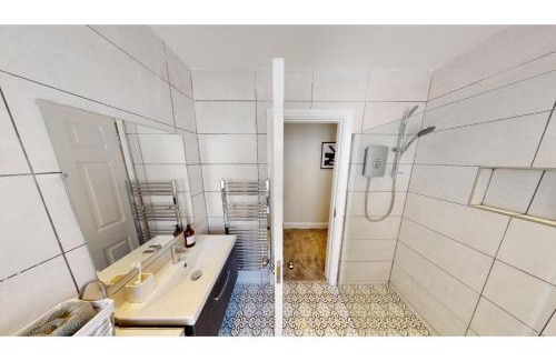 Hope Street Apartment | By Cathedral Kitchen Island Tv Wd Access
