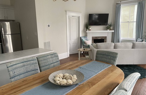 Metropolitan Apartment | By Forsyth Park, W/King Bed +New Bath & Kitchen!