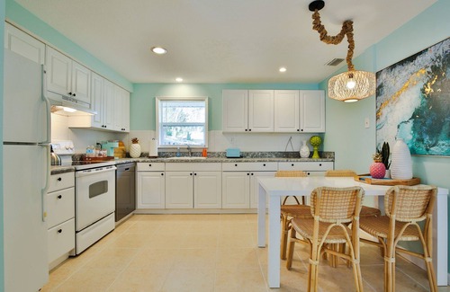 Vamo House | By the Bay 1-Story Spacious King Designer Bungalow
