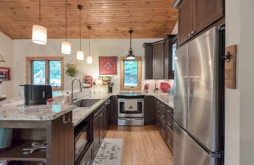 West Jefferson Cottage | By The New River - Hot Tub - Fireplace - Covered Porch