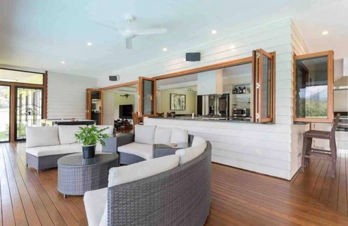 Suffolk Park Apartment | Byron Treehouse Peaceful 2 bdrm Paperbark View