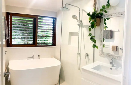 Suffolk Park Apartment | Byron Treehouse Peaceful 2 bdrm Paperbark View