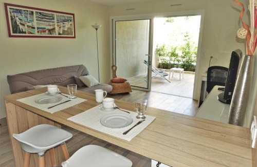 Cassis Apartment | "Côté Charlemagne" Centre-ville Garage Piscine Terrasse