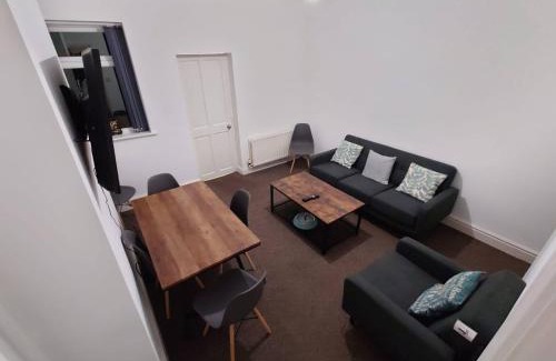 Cannock House | C Amazing 5 Beds Sleeps 7 For Worker or Families by Your Night Inn Group