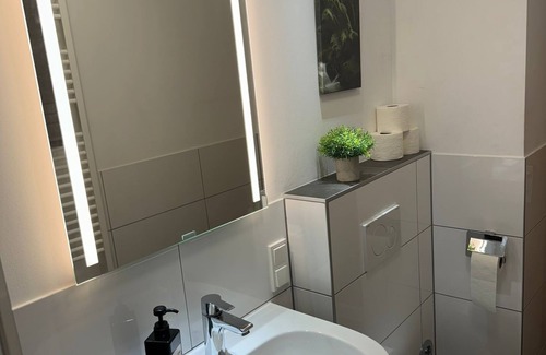 Kaiserslautern Apartment | C&V: 4 PP- 3 rooms - central + WLAN + Smart TV + box spring bed