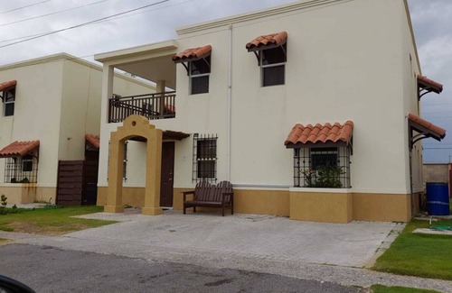 Portmore Villa | C-Vue Villa (Pool AC Gated Sea Front)