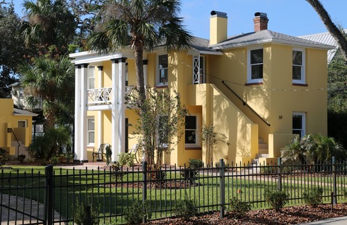 Downtown Historic District Apartment | C2 Perfect location in historic city center, near beaches, patio, free parking!