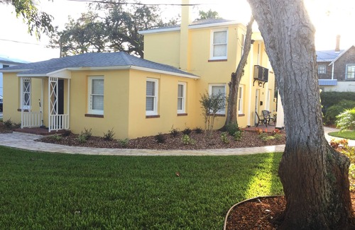 Downtown Historic District Apartment | C6, Romantic apartment in city center, Flagler location, near beaches, parking!