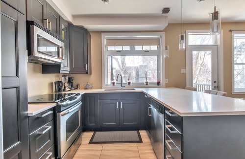 Cote-Des-Neiges—Notre-Dame-De-Grace Condo | Luxurious 2 bedroom, 2 balconies, 2 bath condo- Hi-Speed WIFI with FREE parking