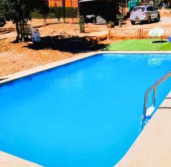 Tome Ski Chalet | Cabaña Altos de Parra Tome 2025 - piscina temporada verano
