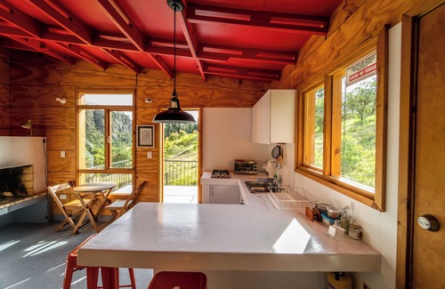 Suesca Cabin | Cabaña El Turpial. Cozy wooden cabin for 2 or 3 people. Located in Suesca.