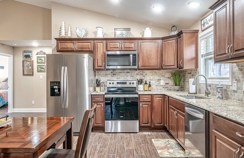Maryville House | Cabin 2-Allegheny Falls-Mountain View -Private Waterfall- No Stairs-Brand New