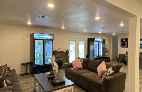 Pointblank Cabin | CABIN #2 Luxury cabin with fitness room, pool & AC in serene Point Blank