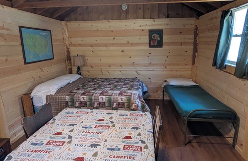 Bellvue Cabin | Cabin 4 at Sportsman’s Lodge, Rustic Cabin 4 at Sportsman's Lodge