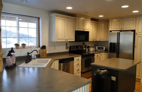 Kamas Cabin | Cabin, 4 Bedrooms + Loft, 4.5 Baths, (Sleeps 8-12) Mountain views with trails