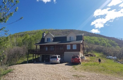 Kamas Cabin | Cabin, 4 Bedrooms + Loft, 4.5 Baths, (Sleeps 8-12) Mountain views with trails
