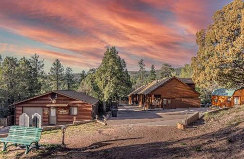 Christopher Creek Ski Chalet | Cabin #6 Bobcat Bunkhouse - Pet Friendly - King Bed - Sleeps 4