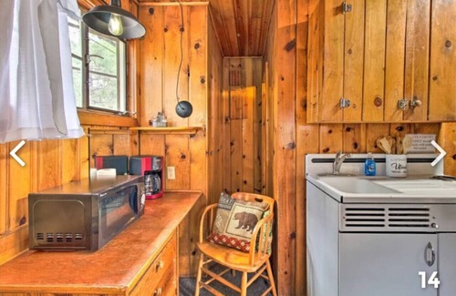 Pinetop-Lakeside Cabin | Cabin 6 with Queen Bed