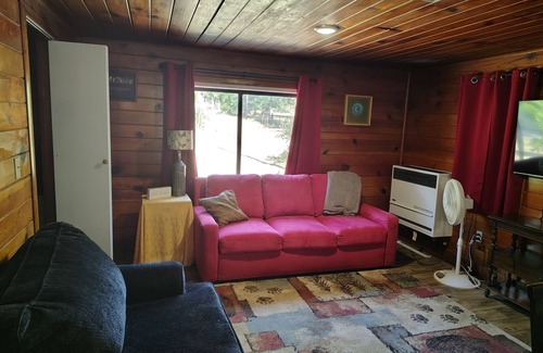 Pinehurst House | Cabin 8 miles from Kings Canyon entrance gate.