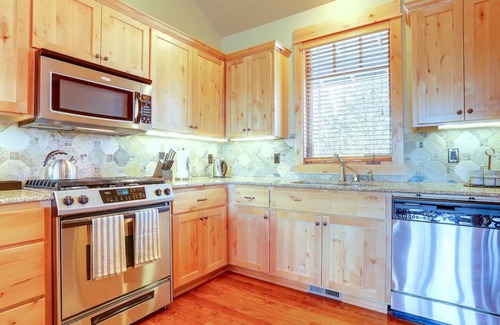 Powell Butte Cabin | Cabin at Brasada Ranch Resort/2 Master BD/2.5Ba w/golf course Views & Hot Tub