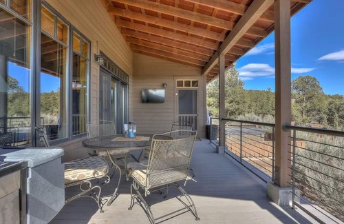 Powell Butte Cabin | Cabin at Brasada Ranch Resort/2 Master BD/2.5Ba w/golf course Views & Hot Tub