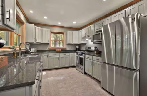 Shelbyville Cabin | Cabin+Bunkhouse Sleeps 24 near Lex Lou Like New Spacious Modern Rustic Retreat