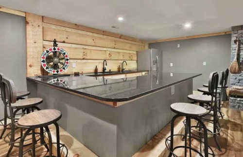 Shelbyville Cabin | Cabin+Bunkhouse Sleeps 24 near Lex Lou Like New Spacious Modern Rustic Retreat