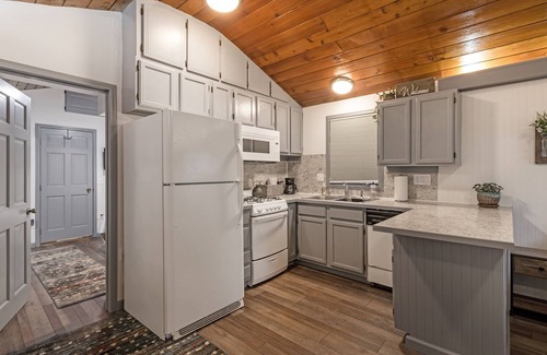 Palmer Cabin | Cabin By The Lake centrally located, full kitchen, washer & dryer