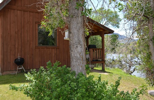 Gardiner Cabin | Cabin By The River~ 10 minutes from the north entrance to Yellowstone Park