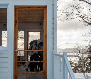 Saint-Aime-du-Lac-des-Iles Ski Chalet | Cabin N1 Les Grand'Pares Lake view Jacuzzi