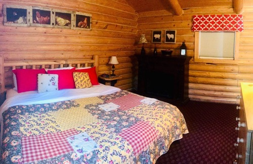 Thayne Cabin | Cabin Creek Inn - Standard King by Highway