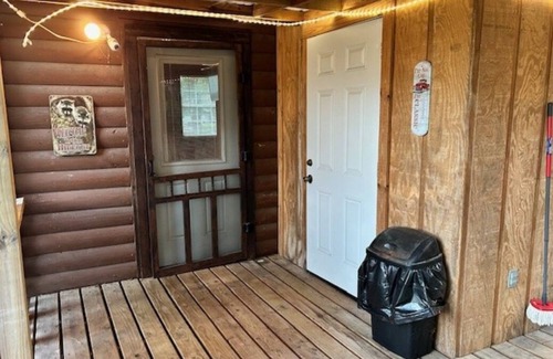 Ashdown Cabin | Cabin in the middle of town, near the amenities,but hidden on a dead end street.
