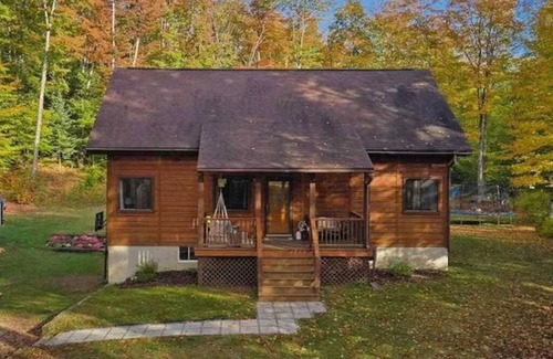 Munising Cabin | Cabin in the woods, 10 minutes to Pictured Rocks! Peaceful and cozy getaway