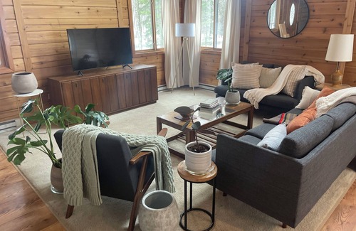 Munising Cabin | Cabin in the woods, 10 minutes to Pictured Rocks! Peaceful and cozy getaway