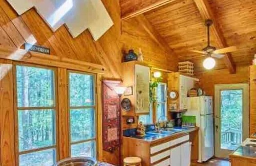 Van Zandt County House | CABIN in Woods, Pet Friendly, Accessible