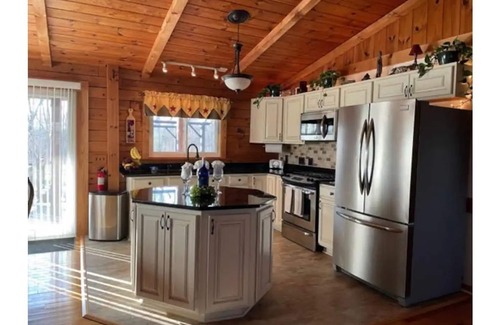 Geneva Cabin | Cabin minutes from Seneca lake! Fire pit, horse shoe pit, hot tub!