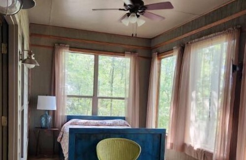 Rose Hill Cabin | Cabin on the banks of the Chunky River, secluded and quiet. Kayaking available.