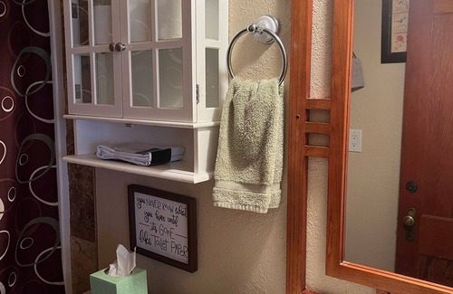 Drake Resort | Cabin on the river with private balcony 5 min to Estes park with hot tub nice!