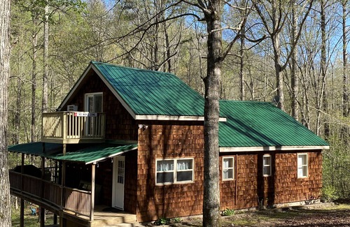 Jamestown Cabin | Cabin on the Water - "No Wake Zone" w/2 Kayaks, and Hot Tub!