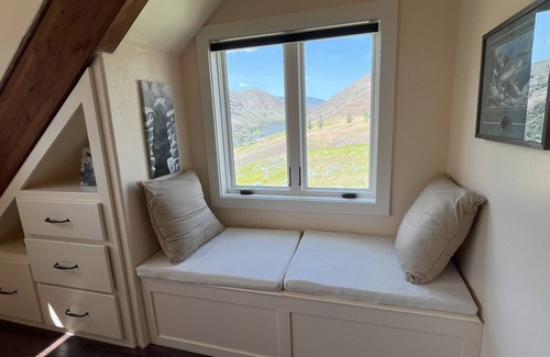 White Bird Cabin | Cabin overlooking Salmon River south of White Bird - Family friendly + Starlink!