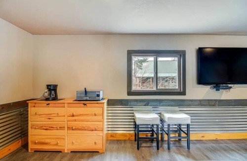 Ely Cabin | Cabin paradise on Rice Bay with Dock access + Recreation Room