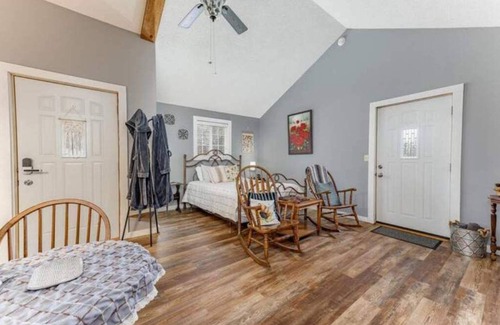 Mulvane Other | Cabin retreat with private hot tub and breakfast 1