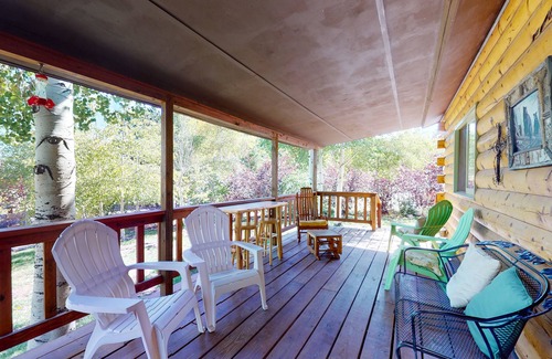 Ponderosa Pines Cabin | Cabin retreat with wrap-around porch, work spaces,