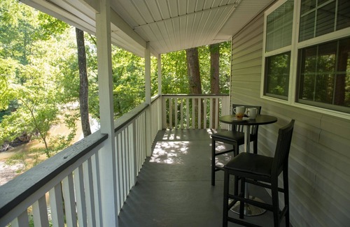 Farmers Cabin | Cabin & Screened Porch with Scenic Views on Triplett Creek – Near Cave Run Lake!