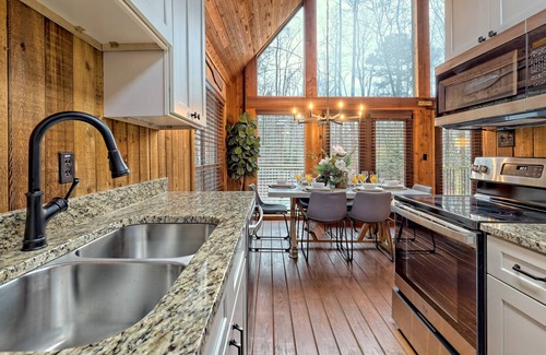 Sautee Nacoochee Cabin | Cabin w/Hot tub+Outdoor Kitchen+Firepit near ATV & SXS Trails~8mns to Helen, GA!
