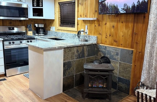South Lake Tahoe Cabin | Cabin w/Loft in South Lake Tahoe - 15 Mins from Skiing, Stateline & Emerald Bay