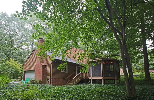 Fredericksburg House | cabin with bikes