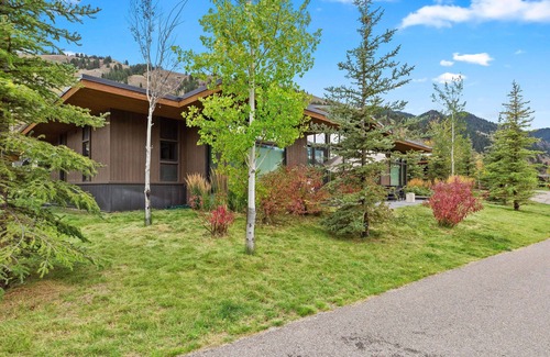 Hoback Junction House | Cabin with Club Access - Snake River Sporting Club