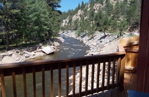 Drake Cottage | Cabin with private balcony and hot tub 5 min to Estespark and on the river